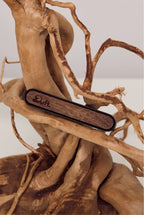 Metalowy dyfuzor zapachowy Duft. w drewnianej scenerii. Zdjęcie z sesji zdjęciowej.